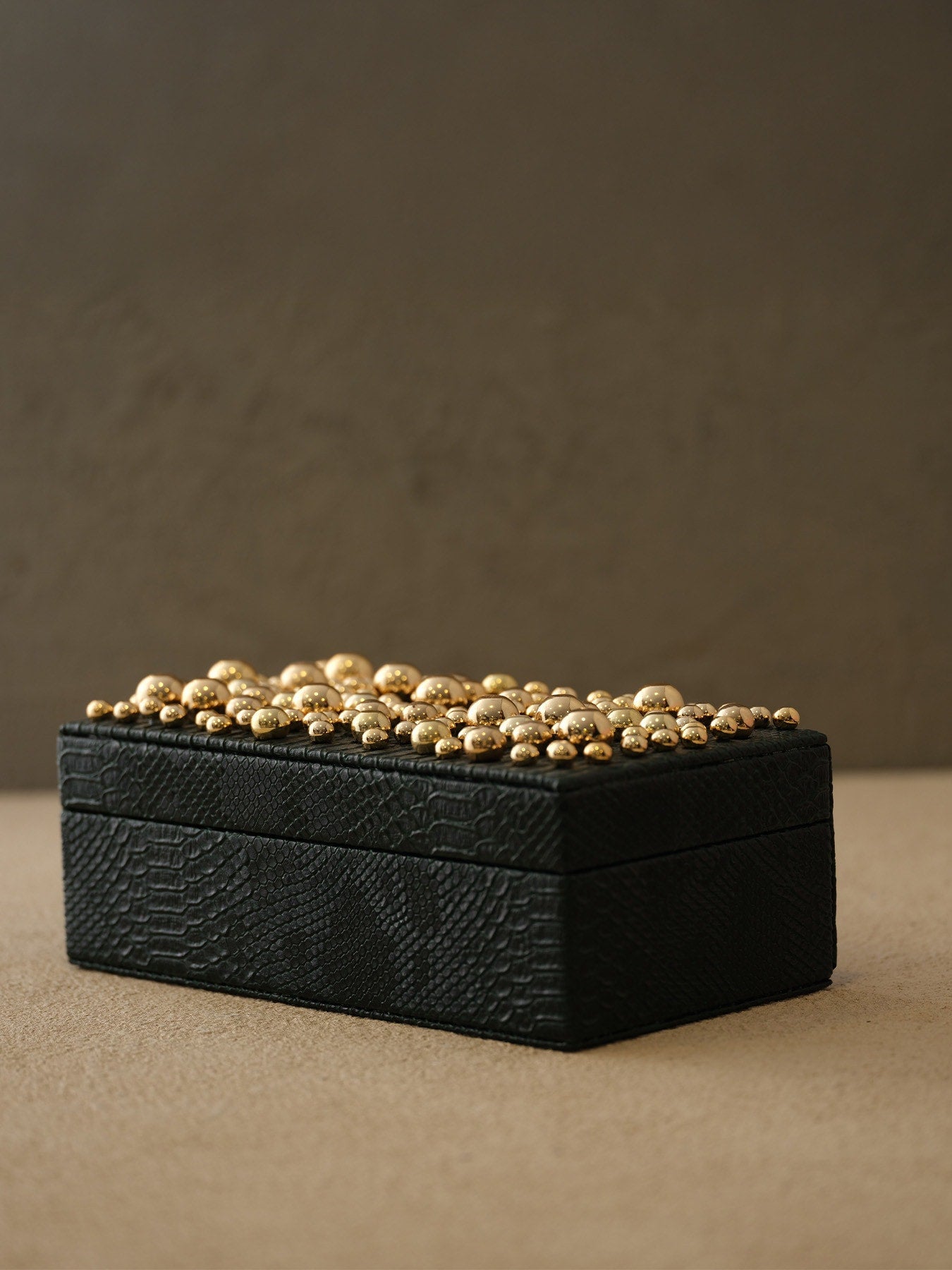 Pirinç Boncuklu Deri Kutu-Yeşil