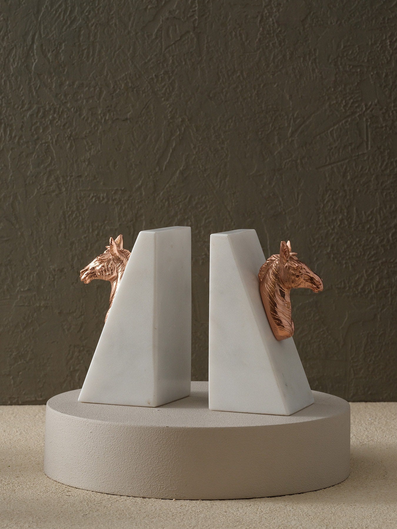 Piramit Kaideli At Başlı Kitap Tutucu