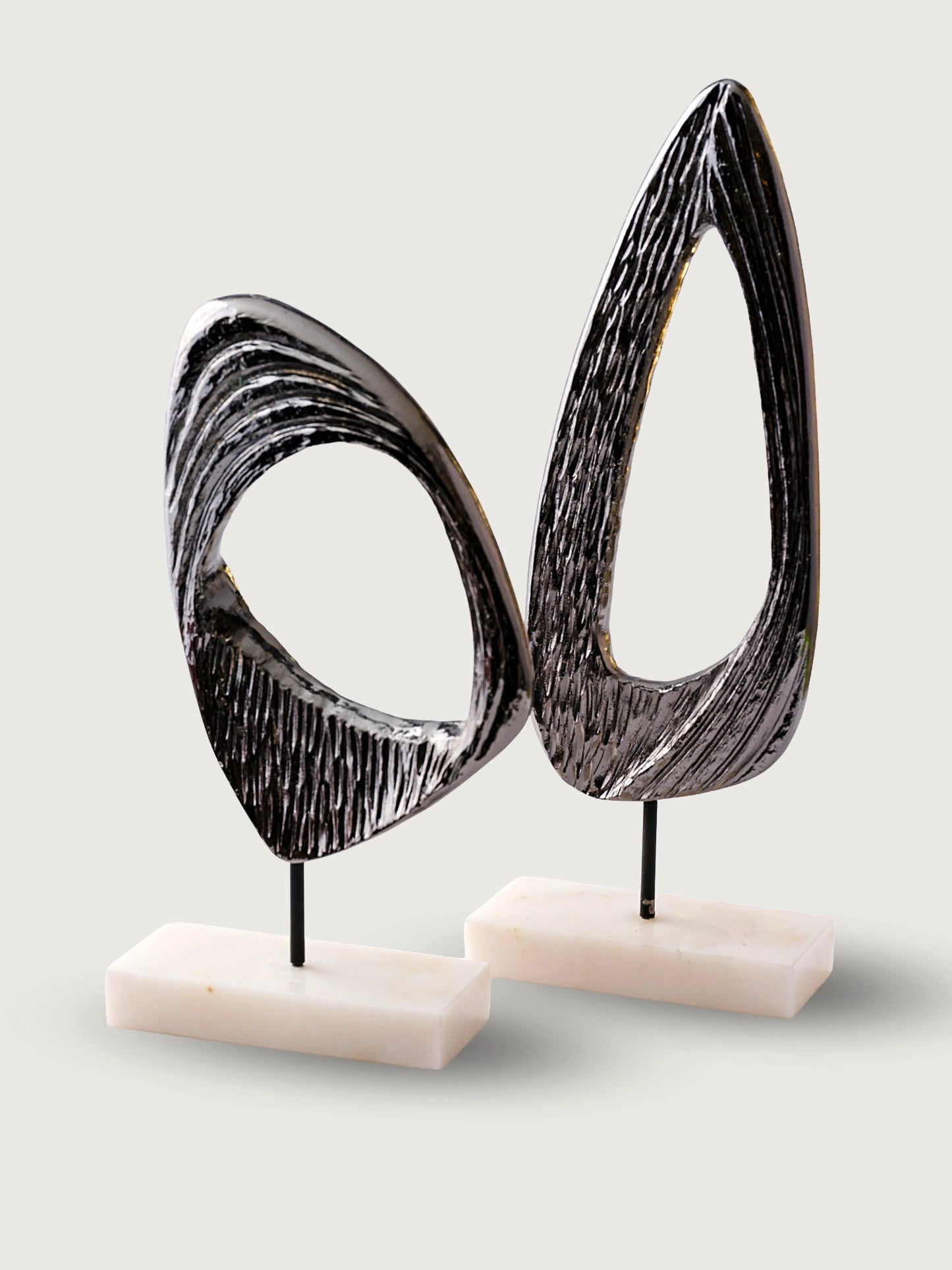 Marleth.co el yapımı orta boy layni dekoratif obje metal modern heykel lüks salon aksesuarları dresuar üstü obje brütalist mimari tasarım dikey geometrik heykel
