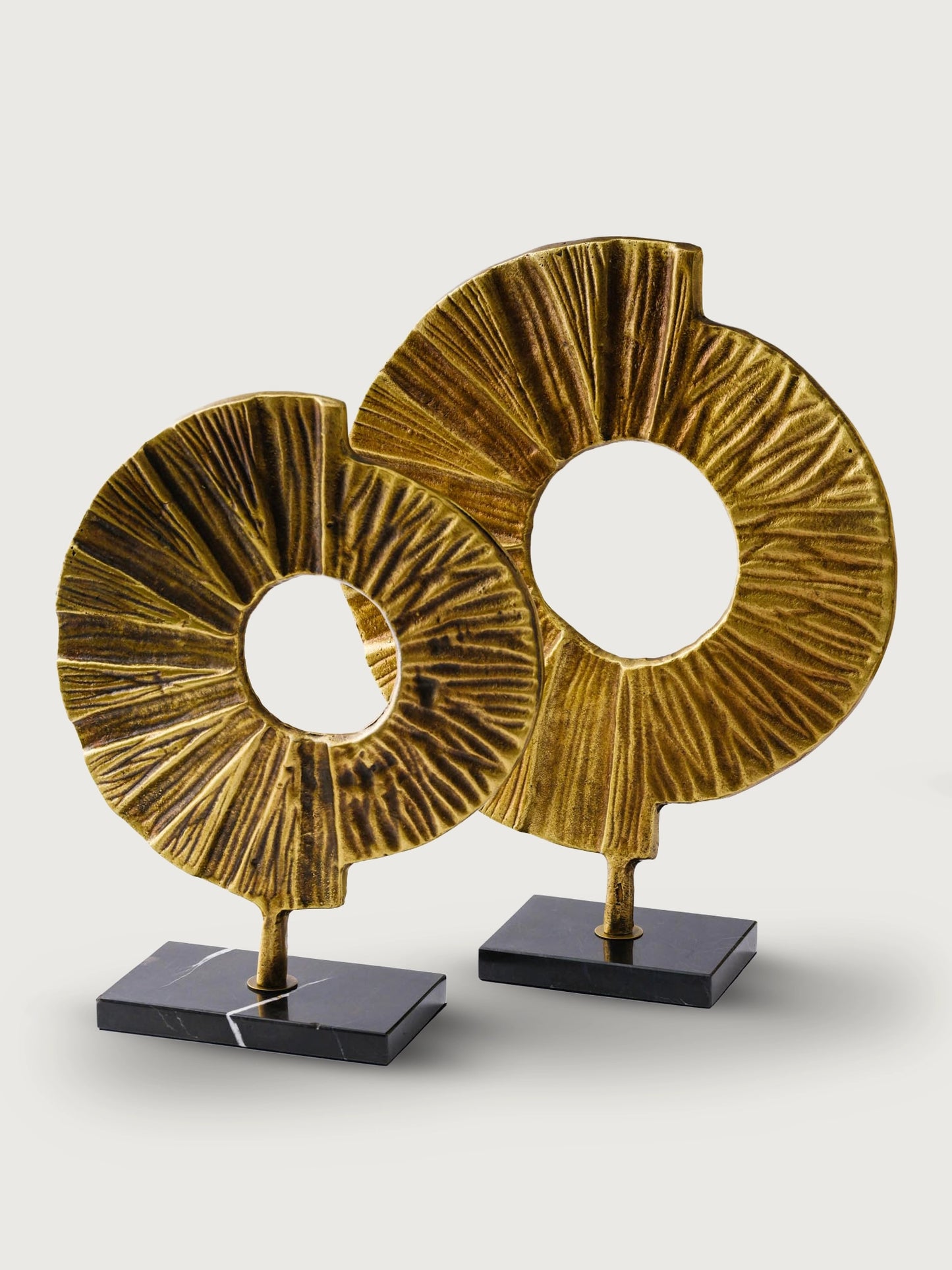 Marleth.co el yapımı orta boy pirinç disk dekoratif obje altın renkli yuvarlak metal heykel lüks salon aksesuarları dresuar üstü obje brütalist mimari tasarım modern heykel