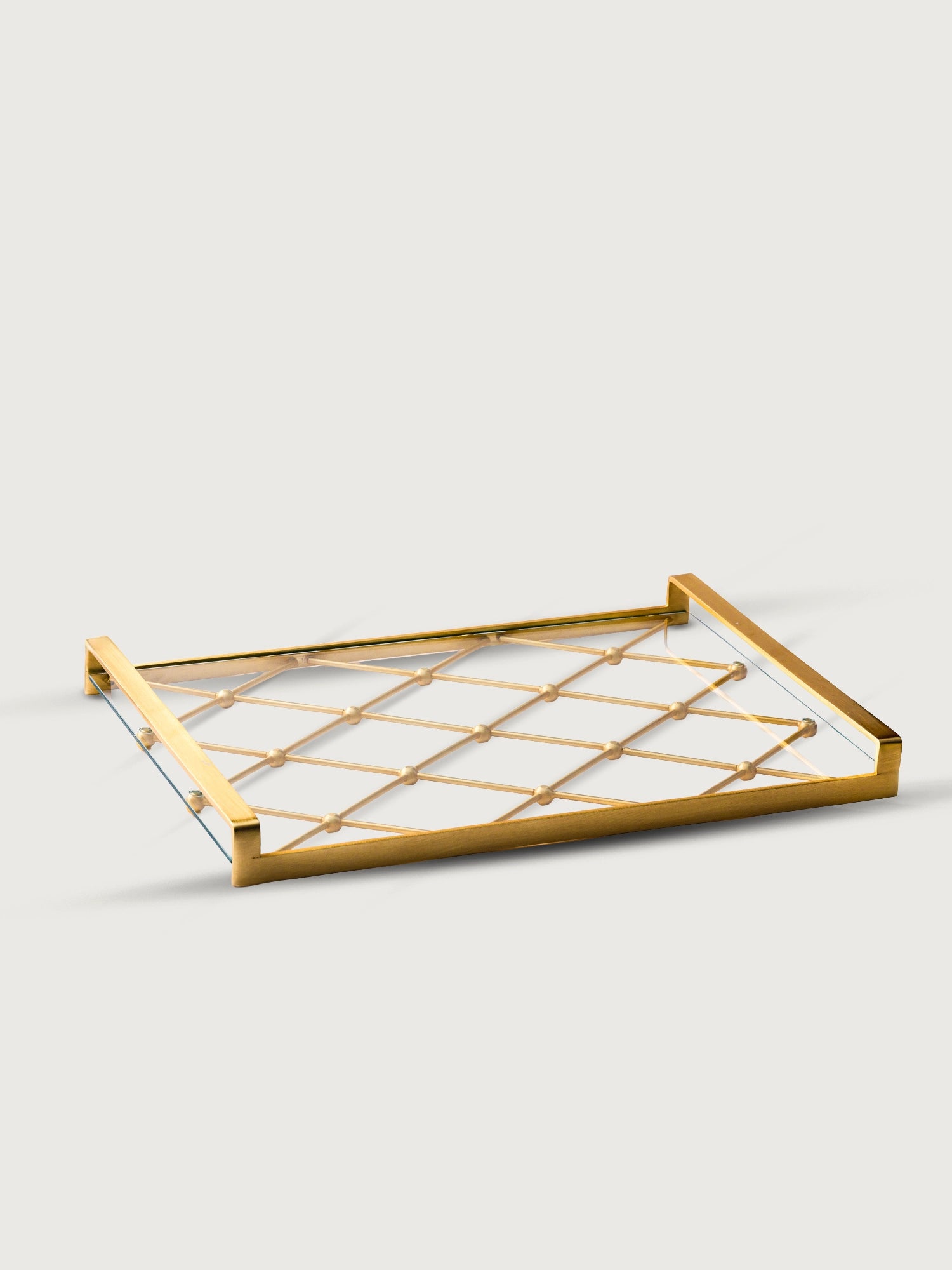 Marleth&Co cam kafes tepsi; modern altın çerçeveli geometrik sunum tepsisi, şeffaf cam tabanlı lüks dekoratif obje tasarımı.