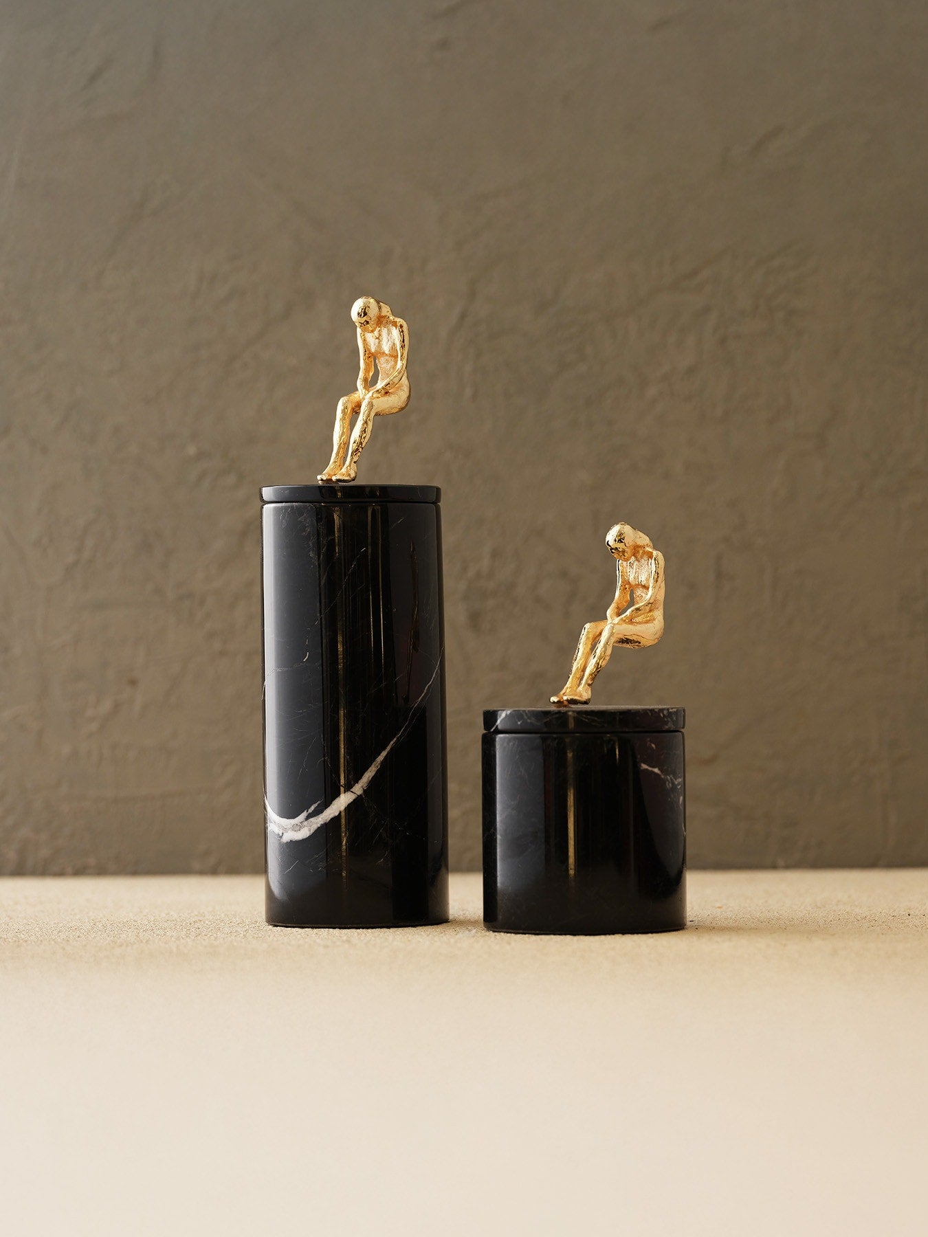 Oturan Adamlı Mermer Kutu