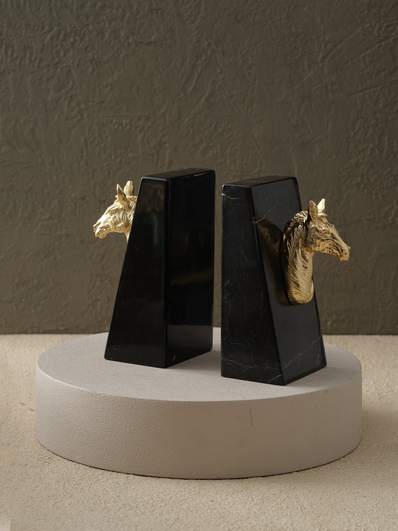 Piramit Kaideli At Başlı Kitap Tutucu