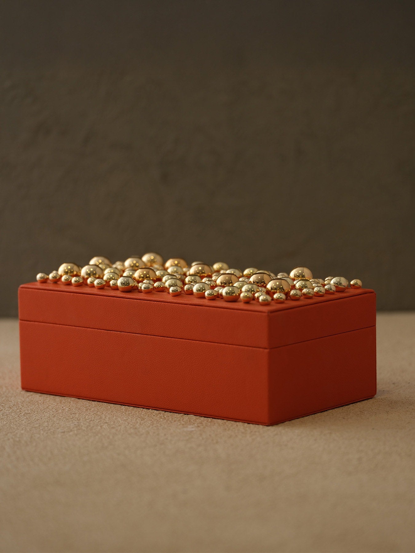 Pirinç Boncuklu Deri Kutu-Turuncu