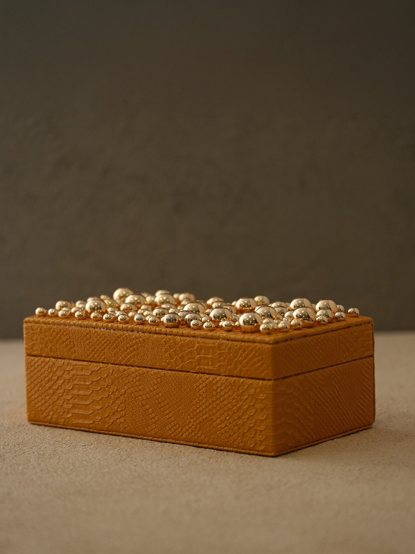 Pirinç Boncuklu Deri Kutu-Hardal