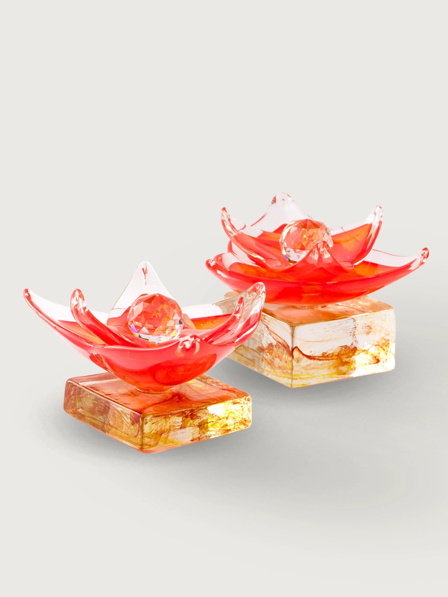 El işçiliği ile üretilmiş, orta boy beyaz seramik manolya dekoratif obje.