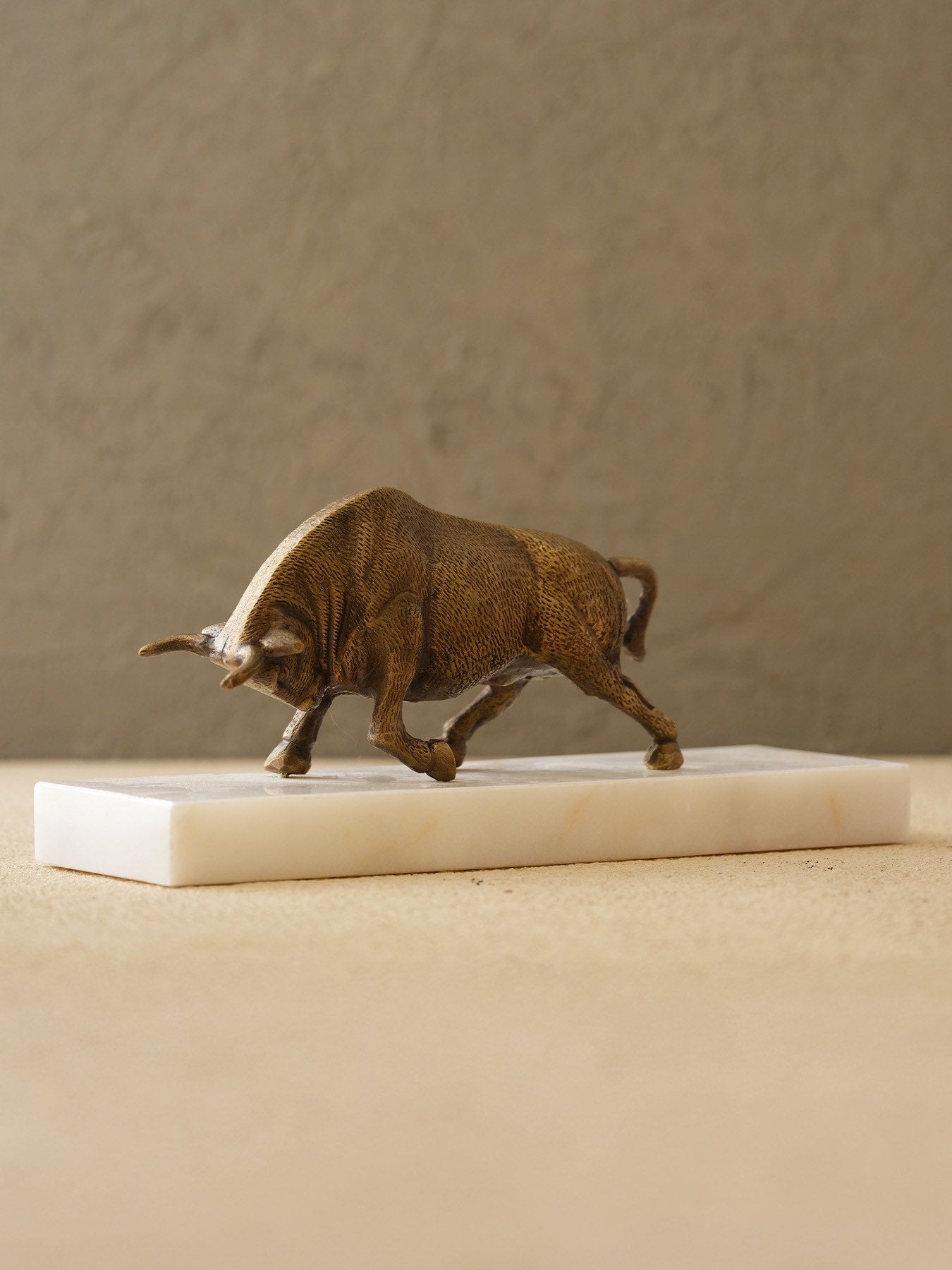 Marleth.co el yapımı dekorasyon modelleri lüks boğa dekor dekoratif metal heykel soyut boğa figürü salon aksesuarları çalışma masası objeleri boğumlu mumluk ve marul vazo kombinli lüks ev dekorasyonu