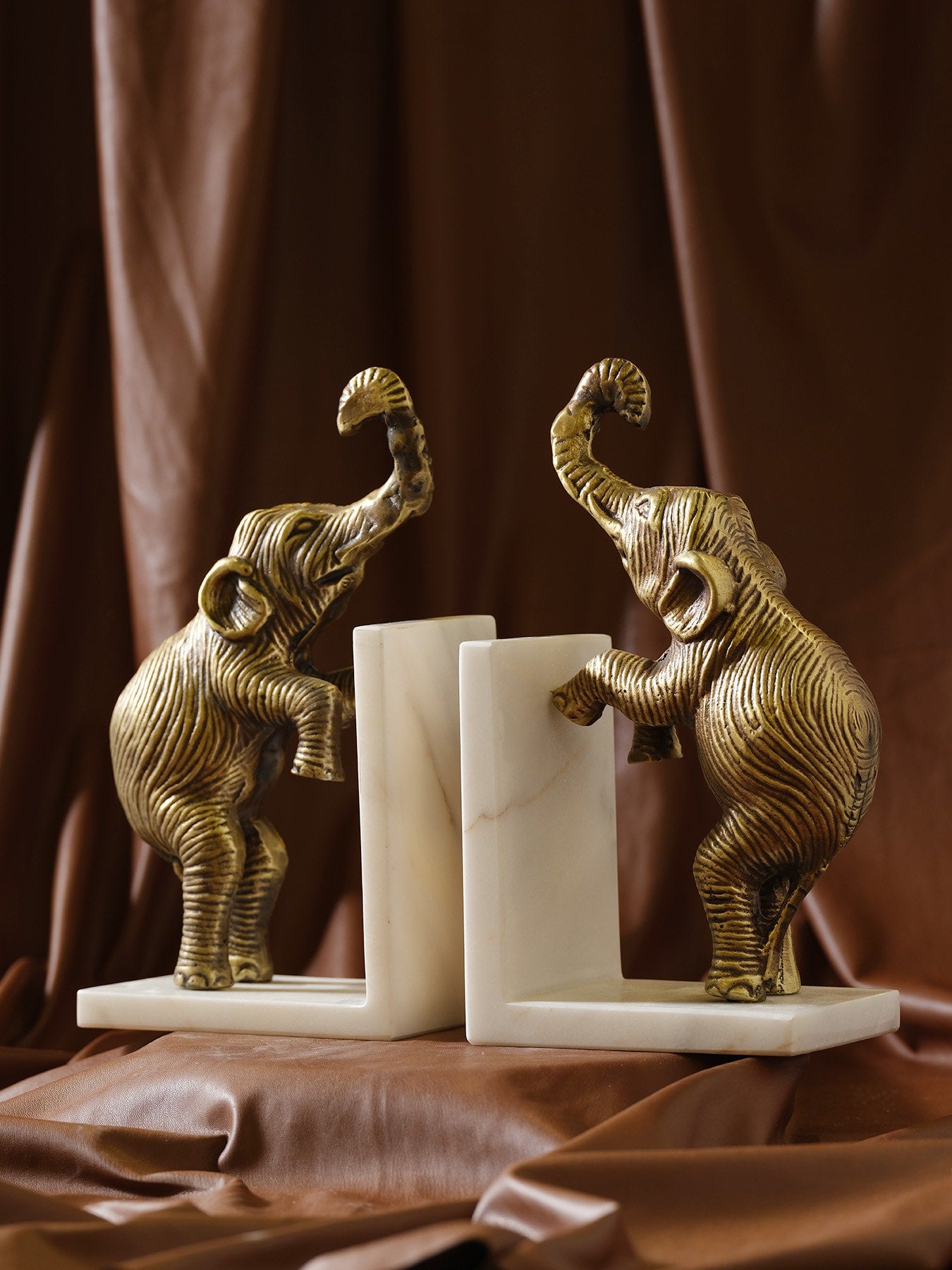 Marleth.co el yapımı kitap tutucu modelleri lüks büyük filli kitap tutucu heykel kitap desteği bookend modelleri çalışma odası aksesuarları lüks kitaplık objeleri layni dekor ve petek dokulu dekor kombinli ev dekorasyonu