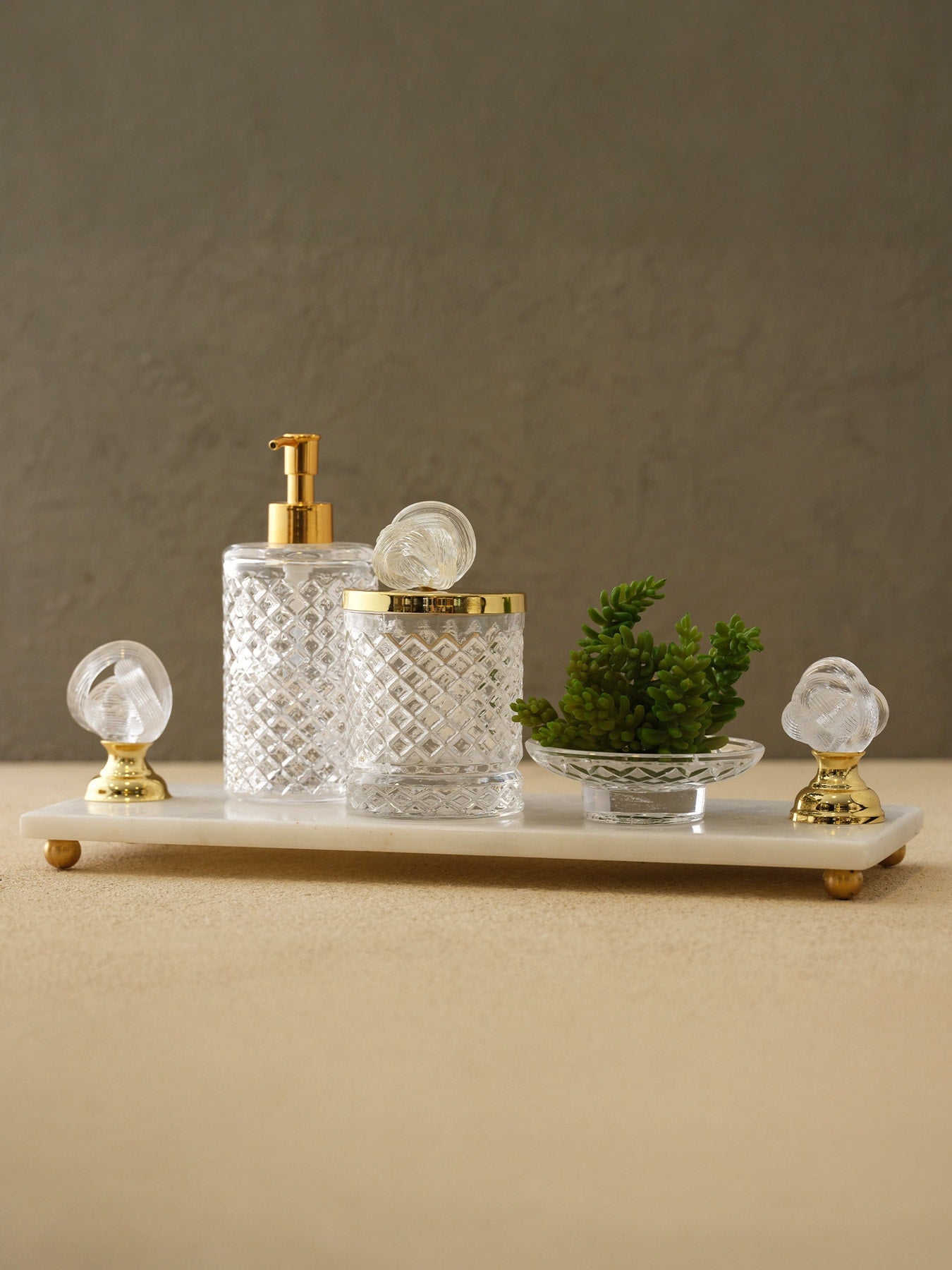 Marleth.co el yapımı dekoratif modelleri lüks cam banyo seti tepsi sivi sabunluk kati sabunluk dis fircalik kutu modern banyo aksesuarları murano cam kanca dekor siyah ve murano cam dugum turuncu kombinli lüks ev dekorasyonu