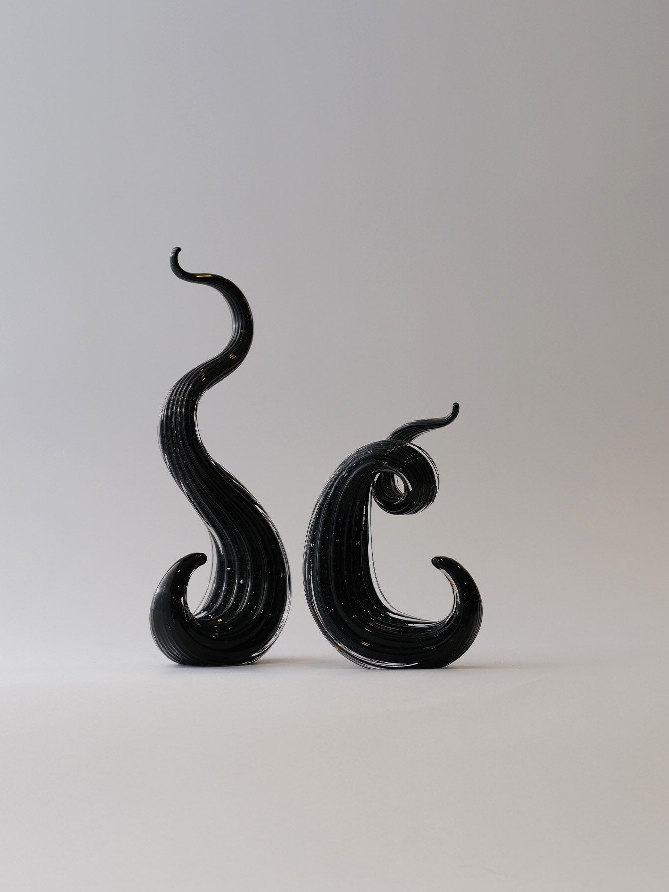 Marleth.co el yapımı cam modelleri lüks murano cam kanca dekor siyah 27cm heykelsi modern salon aksesuarları konsol objeleri pirinc dal dekor ve dalgali cam disk kombinli lüks ev dekorasyonu