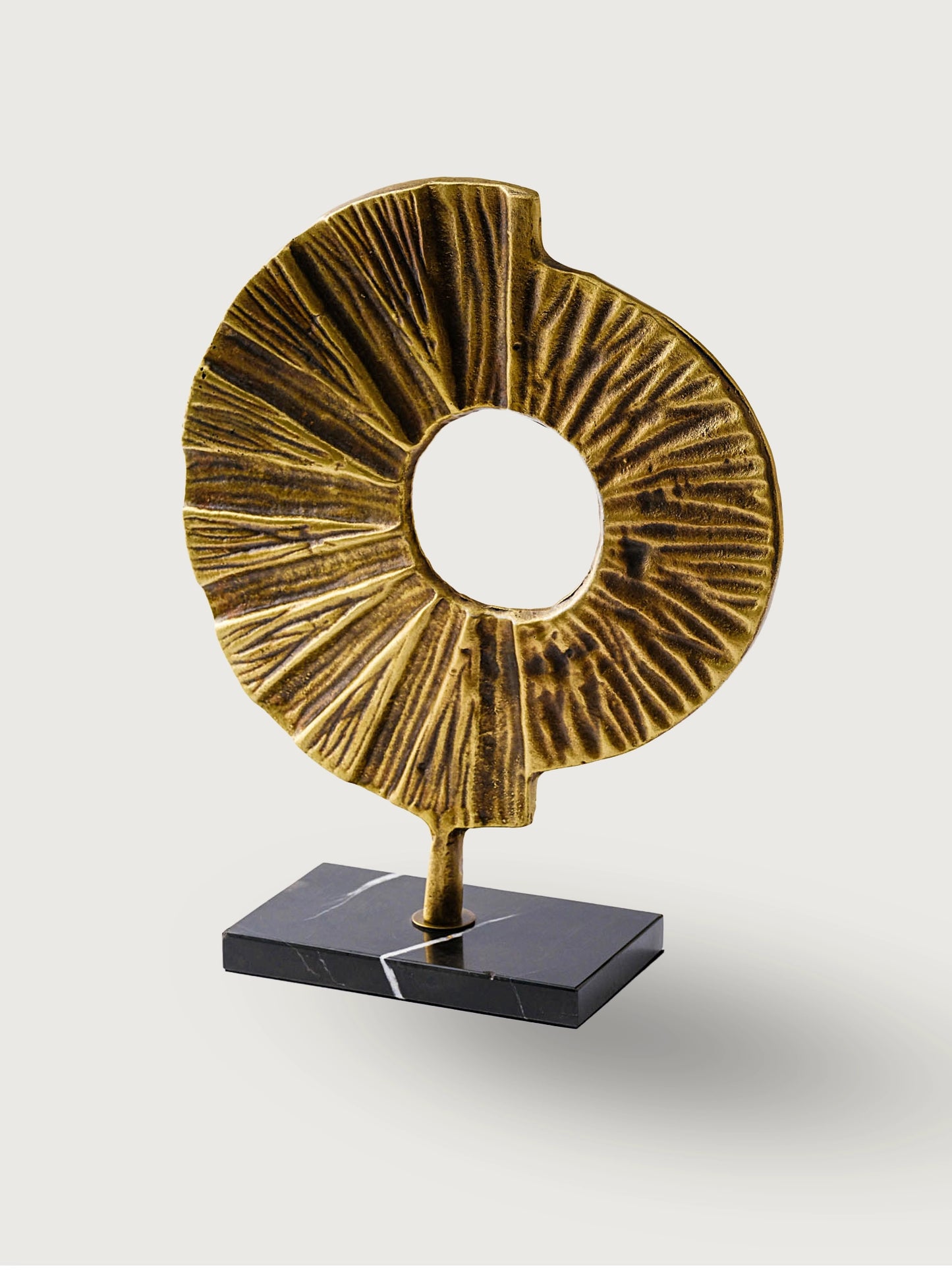 Marleth.co el yapımı orta boy pirinç disk dekoratif obje altın renkli yuvarlak metal heykel lüks salon aksesuarları dresuar üstü obje brütalist mimari tasarım modern heykel