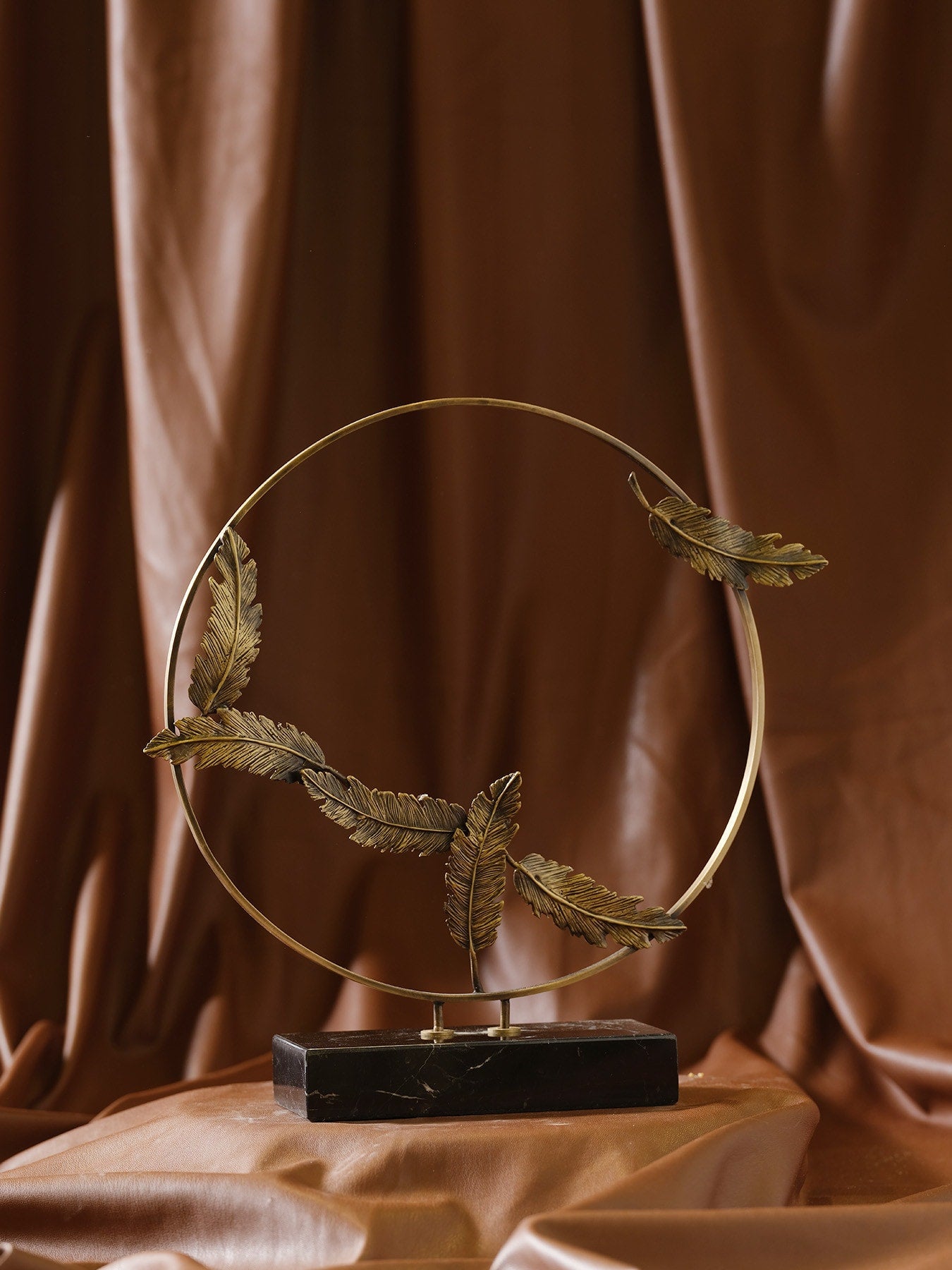 Marleth.co el yapımı dekoratif obje modelleri lüks pile dekor dikey çizgili piliseli heykel salon orta sehpa aksesuarları dresuar üstü sanatsal tasarımlar kuru ağaç dekor ve gim abajur kombinli modern ev aksesuarları
