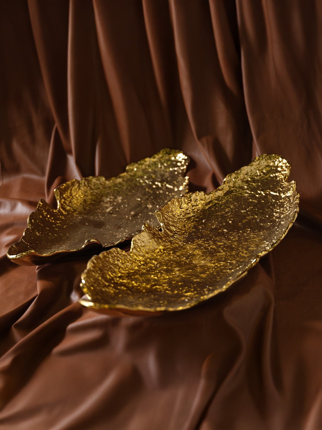 Marleth.co el yapımı pirinç tepsi modelleri lüks gold sunum tepsisi salon orta sehpa aksesuarları dresuar üstü dekoratif tepsiler amber cam ve traverten kombinli lüks tasarımlar