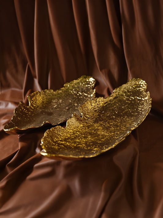 Marleth.co el yapımı pirinç tepsi modelleri lüks gold sunum tepsisi salon orta sehpa aksesuarları dresuar üstü dekoratif tepsiler amber cam ve traverten kombinli lüks tasarımlar