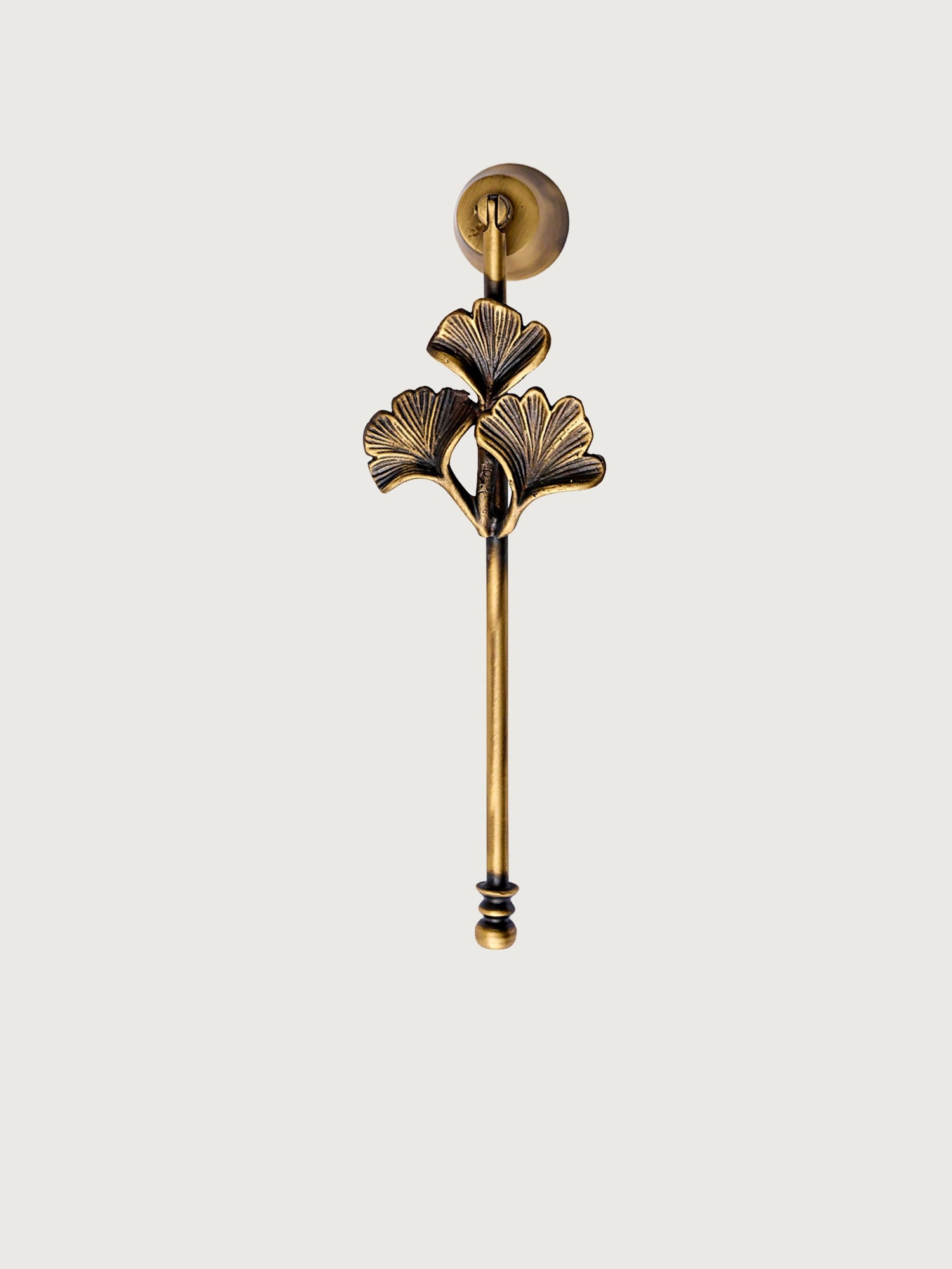 Marleth.co el yapımı mum söndürücü metal uzun saplı mum aksesuarı lüks salon aksesuarları sehpa üstü dekoratif pirinç piramit söndürücü brütalist mimari tamamlayıcı obje