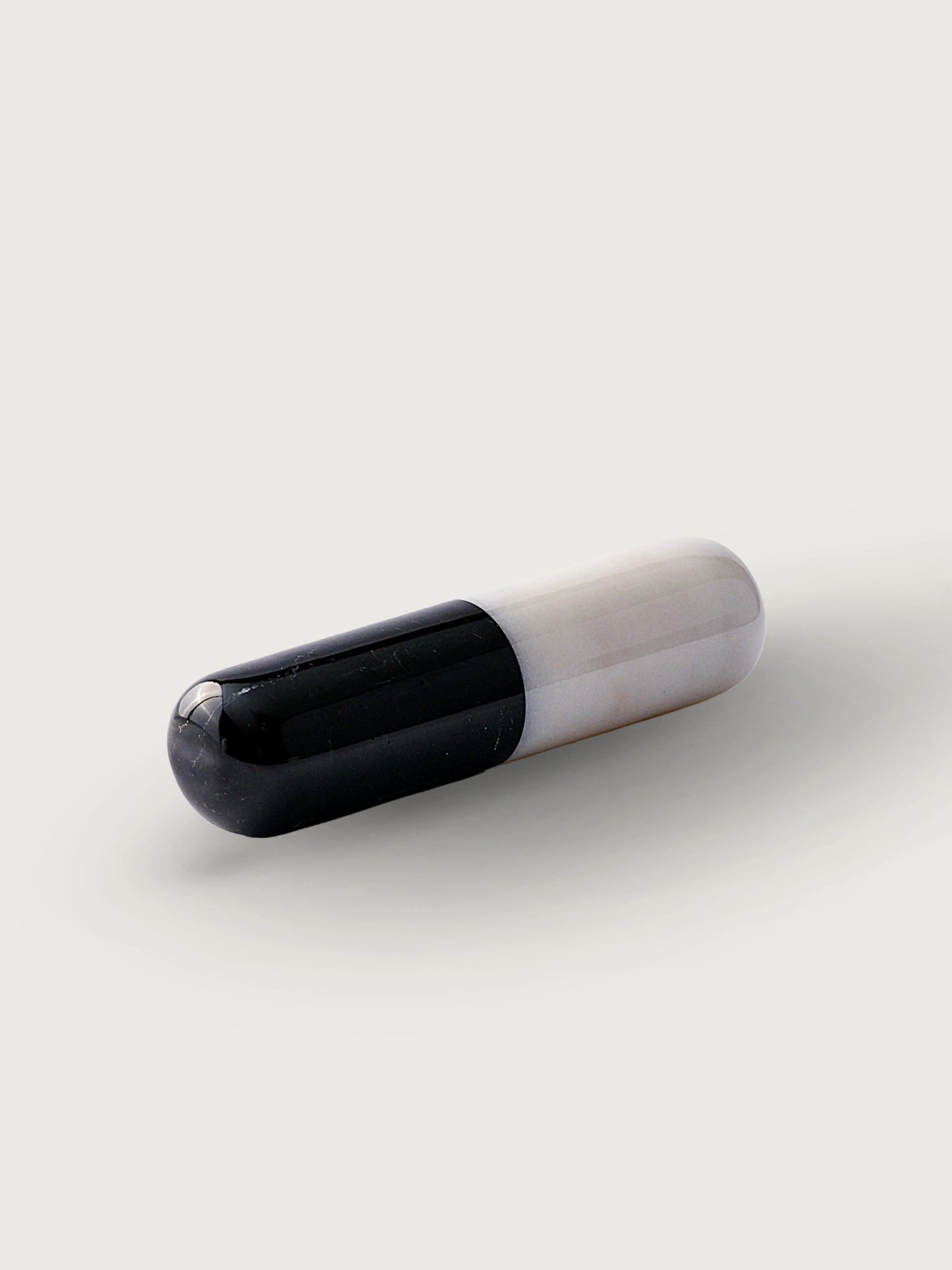 Marleth.co el yapımı pill dekoratif obje kapsül formlu metal heykel lüks salon aksesuarları modern dresuar üstü dekoru brütalist mimari tasarım obje endüstriyel modern heykel