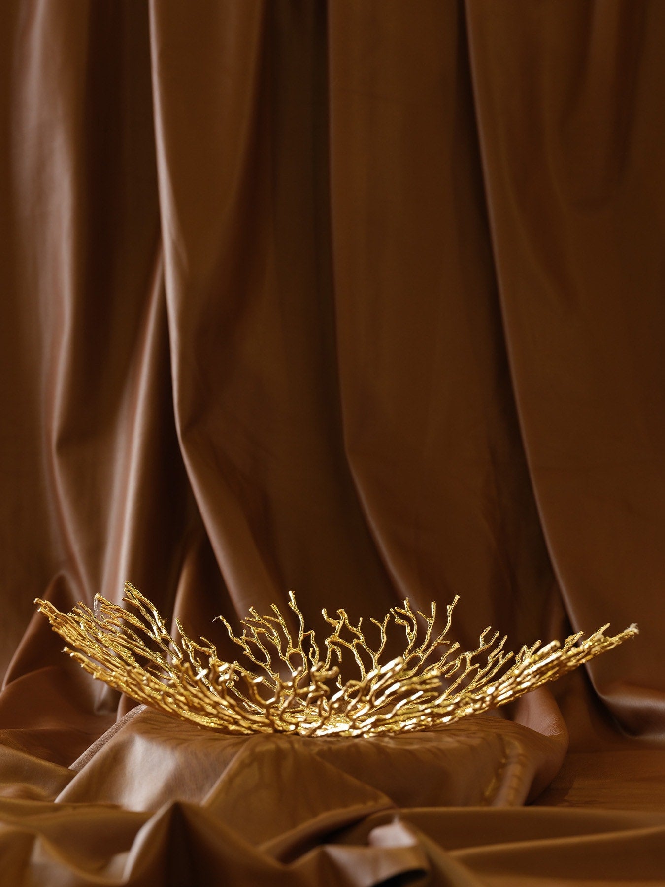 Marleth.co el yapımı pirinç dal modelleri lüks gold büyük boy obje salon orta sehpa aksesuarları dresuar üstü tasarımlar traverten ve akik kombinli lüks objeler brütalist mimari tasarım